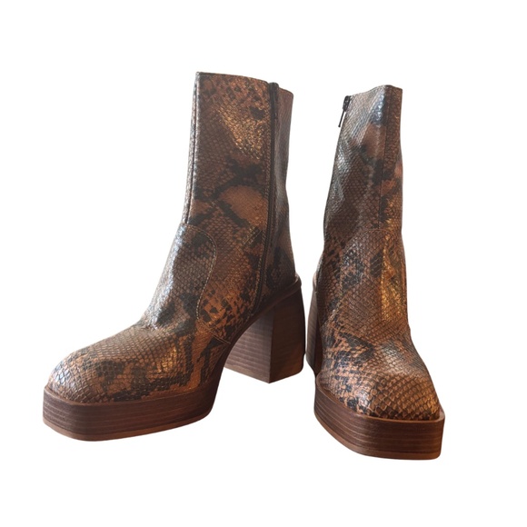 Free People Ruby Snakeskin Ankle Boots NWT Size 9 Chunky Heel - Picture 2 of 6